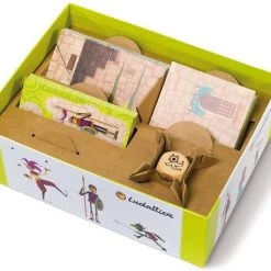 Ludattica Spellen: CASTLE CRASH 27x21x10cm, 114 Kaarten En Houten Dobbelsteen, 4+ 14 Ludattica Spellen: CASTLE CRASH 27x21x10cm, 114 Kaarten En Houten Dobbelsteen, 4+ -Kinderspellen Verkoopwinkel 550x458 10